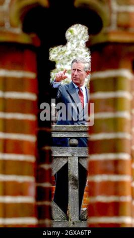 Il Principe di Galles si affaccia su un giardino murato al Tempio di Cessing in Essex, durante la sua visita alla tenuta di Cessing 16 ° secolo. Il sito è composto da antichi fienili ed edifici ed è stato restaurato nel 1987 dal consiglio di contea. Charles era lì nel 1991 e ritorna oggi per vedere nuove aggiunte, tra cui lo sviluppo di un giardino Tudor. Foto Stock