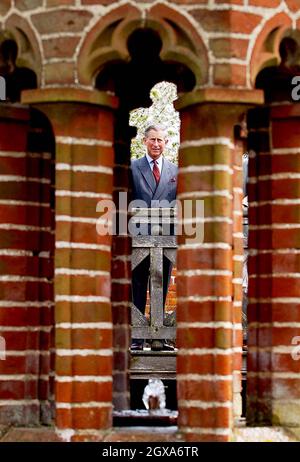 Il Principe di Galles si affaccia su un giardino murato al Tempio di Cessing in Essex, durante la sua visita alla tenuta di Cessing 16 ° secolo. Il sito è composto da antichi fienili ed edifici ed è stato restaurato nel 1987 dal consiglio di contea. Charles era lì nel 1991 e ritorna oggi per vedere nuove aggiunte, tra cui lo sviluppo di un giardino Tudor. Foto Stock