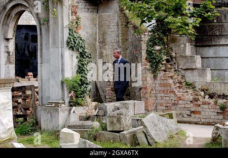 Il Principe di Galles si affaccia su un giardino murato al Tempio di Cessing in Essex, durante la sua visita alla tenuta di Cessing 16 ° secolo. Il sito è composto da antichi fienili ed edifici ed è stato restaurato nel 1987 dal consiglio di contea. Charles era lì nel 1991 e ritorna oggi per vedere nuove aggiunte, tra cui lo sviluppo di un giardino Tudor. Foto Stock