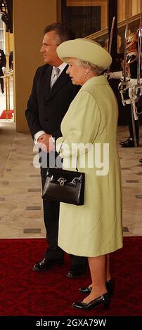 Il presidente polacco Aleksander Kwasniewski ispeziona le Guardie con sua Maestà a Buckingham Palace, Londra. Foto Stock