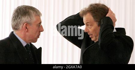 Il presidente polacco Aleksander Kwasniewski ispeziona le Guardie a Buckingham Palace, Londra. Foto Stock