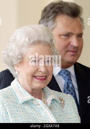 Il presidente polacco Aleksander Kwasniewski ispeziona le Guardie con sua Maestà a Buckingham Palace, Londra. Foto Stock