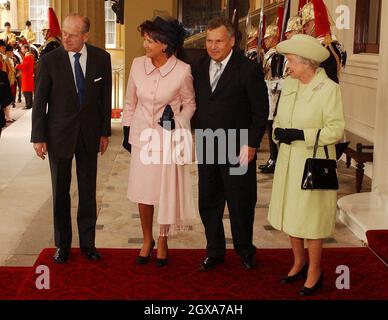 Il presidente polacco Aleksander Kwasniewski ispeziona le Guardie con sua Maestà a Buckingham Palace, Londra. Foto Stock