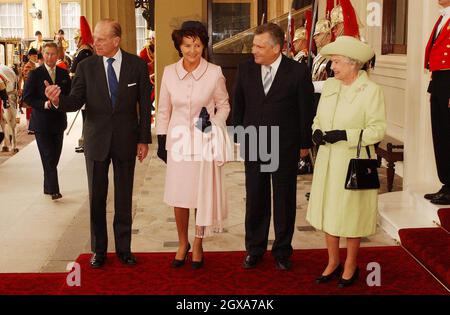 Il presidente polacco Aleksander Kwasniewski ispeziona le Guardie con sua Maestà a Buckingham Palace, Londra. Foto Stock