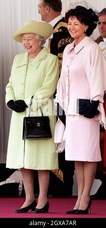 Il presidente polacco Aleksander Kwasniewski ispeziona le Guardie a Buckingham Palace, Londra. Foto Stock