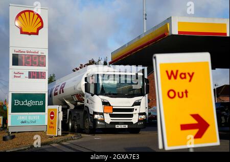 Una petroliera Hoyer effettua una consegna presso un distributore di benzina Shell a Basingstoke, Hampshire. Data foto: Martedì 5 ottobre 2021. Foto Stock