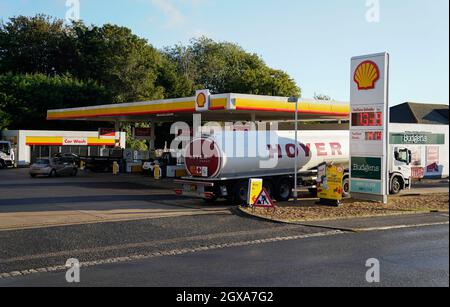 Una petroliera Hoyer effettua una consegna presso un distributore di benzina Shell a Basingstoke, Hampshire. Data foto: Martedì 5 ottobre 2021. Foto Stock