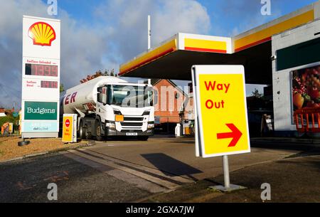 Una petroliera Hoyer effettua una consegna presso un distributore di benzina Shell a Basingstoke, Hampshire. Data foto: Martedì 5 ottobre 2021. Foto Stock