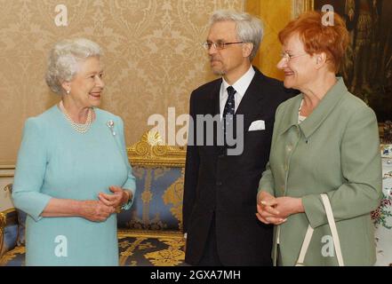 La regina britannica Elisabetta II riceve la presidente della Repubblica di Finlandia, la signora Tarja Halonen, con suo marito, la dott.ssa Pentti Arajarvi a Buckingham Palace, Londra. Foto Stock