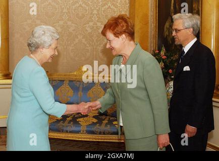 La regina britannica Elisabetta II riceve la presidente della Repubblica di Finlandia, la signora Tarja Halonen, con suo marito, la dott.ssa Pentti Arajarvi a Buckingham Palace, Londra. Foto Stock