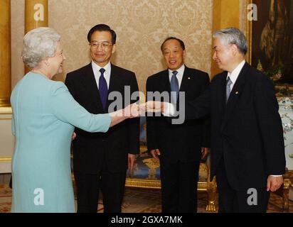 La regina britannica Elisabetta II riceve l'ambasciatore cinese Zha Peixin, in qualità di primo ministro della Repubblica popolare cinese Wen Jia-bao (centro a sinistra) e di ministro degli Esteri cinese li Zhaoxing (centro a destra) a Buckingham Palace, Londra. Foto Stock