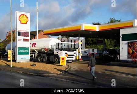 Una petroliera Hoyer effettua una consegna presso un distributore di benzina Shell a Basingstoke, Hampshire. Data foto: Martedì 5 ottobre 2021. Foto Stock