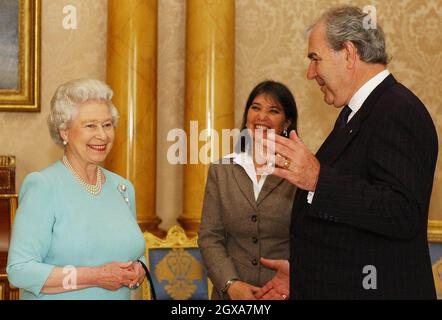 La regina britannica Elisabetta II riceve il governatore della Tasmania, Richard Butler, mentre il dottor Jennifer Butler (centro) guarda avanti, a Buckingham Palace, Londra. Foto Stock