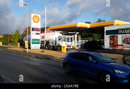 Una petroliera Hoyer effettua una consegna presso un distributore di benzina Shell a Basingstoke, Hampshire. Data foto: Martedì 5 ottobre 2021. Foto Stock