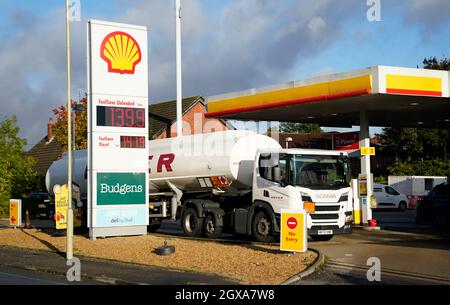 Una petroliera Hoyer effettua una consegna presso un distributore di benzina Shell a Basingstoke, Hampshire. Data foto: Martedì 5 ottobre 2021. Foto Stock