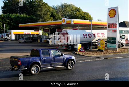 Una petroliera Hoyer effettua una consegna presso un distributore di benzina Shell a Basingstoke, Hampshire. Data foto: Martedì 5 ottobre 2021. Foto Stock