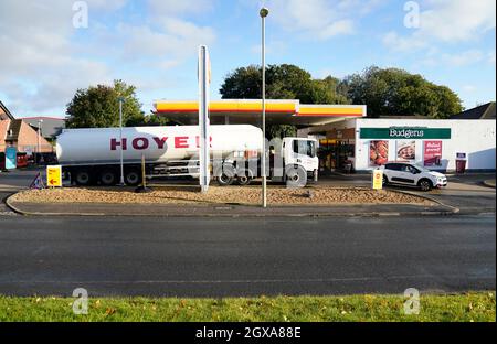 Una petroliera Hoyer effettua una consegna presso un distributore di benzina Shell a Basingstoke, Hampshire. Data foto: Martedì 5 ottobre 2021. Foto Stock