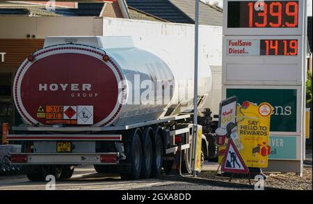 Una petroliera Hoyer effettua una consegna presso un distributore di benzina Shell a Basingstoke, Hampshire. Data foto: Martedì 5 ottobre 2021. Foto Stock