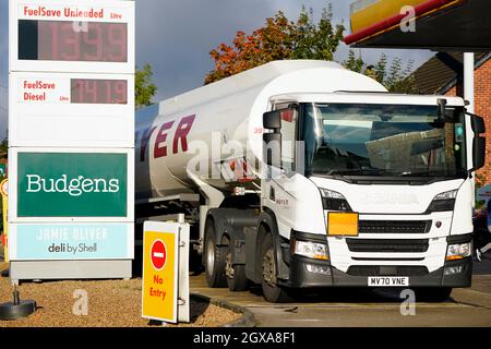 Una petroliera Hoyer effettua una consegna presso un distributore di benzina Shell a Basingstoke, Hampshire. Data foto: Martedì 5 ottobre 2021. Foto Stock