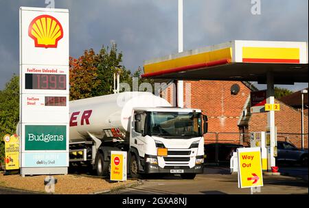 Una petroliera Hoyer effettua una consegna presso un distributore di benzina Shell a Basingstoke, Hampshire. Data foto: Martedì 5 ottobre 2021. Foto Stock