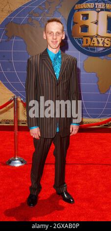 Ewen Bremner alla prima di Around the World in 80 Days a Hollywood, USA. Foto Stock