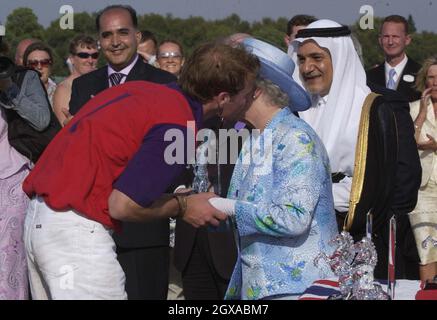 La regina Elisabetta II bacia suo figlio, il Principe di Galles, in una partita di polo al Windsor Great Park dopo la seconda giornata di Royal Ascot all'ippodromo di Ascot nel Berkshire, Inghilterra. L'evento è stato uno dei momenti salienti del calendario racing e sociale dal 1711 con la regina Anna, e il patronato reale continua oggi con una processione reale che si svolge di fronte ai tribune ogni giorno. Didascalia locale *** XXXX Foto Stock