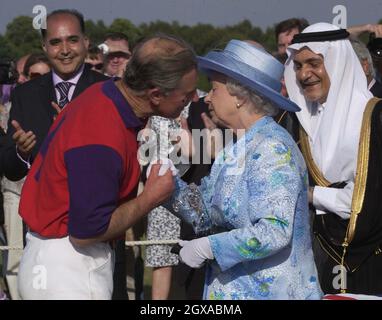 La regina Elisabetta II bacia suo figlio, il Principe di Galles, in una partita di polo al Windsor Great Park dopo la seconda giornata di Royal Ascot all'ippodromo di Ascot nel Berkshire, Inghilterra. L'evento è stato uno dei momenti salienti del calendario racing e sociale dal 1711 con la regina Anna, e il patronato reale continua oggi con una processione reale che si svolge di fronte ai tribune ogni giorno. Didascalia locale *** XXXX Foto Stock