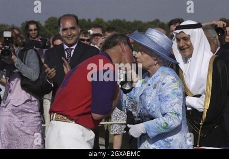 La regina Elisabetta II bacia suo figlio, il Principe di Galles, in una partita di polo al Windsor Great Park dopo la seconda giornata di Royal Ascot all'ippodromo di Ascot nel Berkshire, Inghilterra. L'evento è stato uno dei momenti salienti del calendario racing e sociale dal 1711 con la regina Anna, e il patronato reale continua oggi con una processione reale che si svolge di fronte ai tribune ogni giorno. Didascalia locale *** XXXX Foto Stock