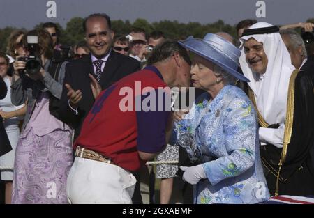 La regina Elisabetta II bacia suo figlio, il Principe di Galles, in una partita di polo al Windsor Great Park dopo la seconda giornata di Royal Ascot all'ippodromo di Ascot nel Berkshire, Inghilterra. L'evento è stato uno dei momenti salienti del calendario racing e sociale dal 1711 con la regina Anna, e il patronato reale continua oggi con una processione reale che si svolge di fronte ai tribune ogni giorno. Didascalia locale *** XXXX Foto Stock