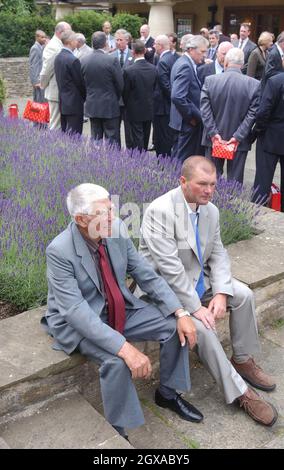 George James, 76 anni e suo figlio Robert, 46 anni da Penzance, Cornovaglia, aspettano di parlare con il Principe di Galles durante un ricevimento nella sua tenuta di Highgrove per rendere omaggio al personale che presenziava gli uffici postali di viaggio della Royal Mail sciolto. Più di 120 lavoratori che rappresentavano ciascuna delle rotte ferroviarie del paese incontravano il principe nella sua casa vicino a Tetbury, Gloucestershire. Foto Stock