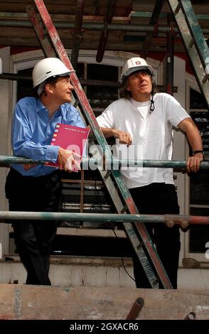 Il Dr. Simon Thurley, Chief Executive of English Heritage e Griff Rhys-Jones lanciano edifici a rischio per il patrimonio nazionale, a Chandos House, Queen Anne Street a Londra. Foto Stock