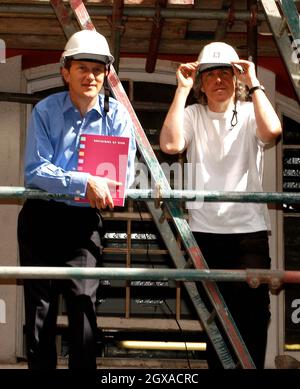 Il Dr. Simon Thurley, Chief Executive of English Heritage e Griff Rhys-Jones lanciano edifici a rischio per il patrimonio nazionale, a Chandos House, Queen Anne Street a Londra. Foto Stock