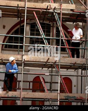 Il Dr. Simon Thurley, Chief Executive of English Heritage e Griff Rhys-Jones lanciano edifici a rischio per il patrimonio nazionale, a Chandos House, Queen Anne Street a Londra. Foto Stock