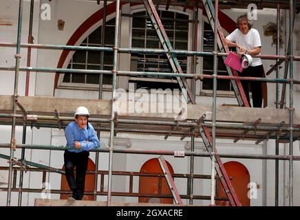 Il Dr. Simon Thurley, Chief Executive of English Heritage e Griff Rhys-Jones lanciano edifici a rischio per il patrimonio nazionale, a Chandos House, Queen Anne Street a Londra. Foto Stock