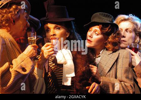 Marcia Warren come Flora, Kate o'Mara come Helen, Juliet Stevenson come Hetty ed Emma Darwall-Smith in We Happy Few al Gielgud Theatre, Shaftesbury Avenue, Londra. Foto Stock