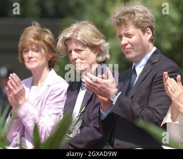 Le sorelle del compianto Diana, Principessa del Galles, Lady Sarah McCorquodale (a sinistra) e Lady Jane Fellowes e suo fratello Earl Spencer all'apertura di una fontana costruita in memoria di Diana, Principessa del Galles, in Hyde Park di Londra. Foto Stock