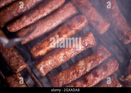 Un assortimento di deliziose grigliate di carne alla brace su barbecue Foto Stock