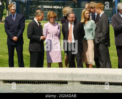 Il Principe William, il Principe del Galles, Lady Sarah Mc Corquodale il primo ministro scozzese di RT Hon Jack Mc Connell, la Contessa Spencer con Earl Spencer e il Principe Harry all'apertura di una fontana costruita in memoria di Diana Princess of Wales, in Hyde Park di Londra. Foto Stock