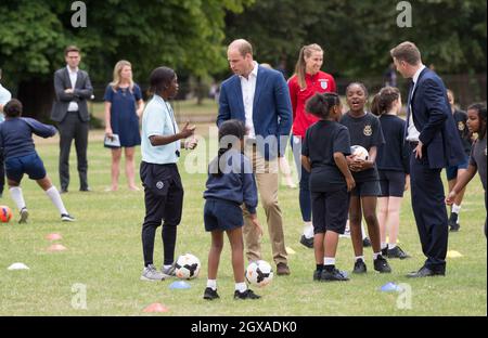 Il Prince William, Duke of Cambridge, è stato il 13 luglio 2017 a giocare a calcio con la squadra di calcio femminile inglese e i giovani giocatori del programma di calcio Wildcats Girls nei giardini di Kensington Palace Foto Stock