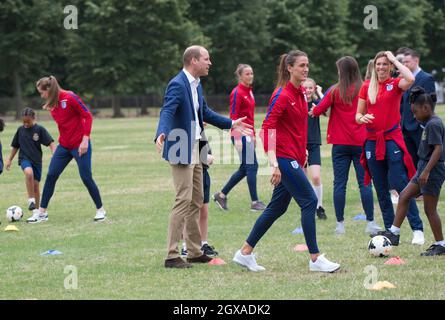 Il Prince William, Duke of Cambridge, è stato il 13 luglio 2017 a giocare a calcio con la squadra di calcio femminile inglese e i giovani giocatori del programma di calcio Wildcats Girls nei giardini di Kensington Palace Foto Stock