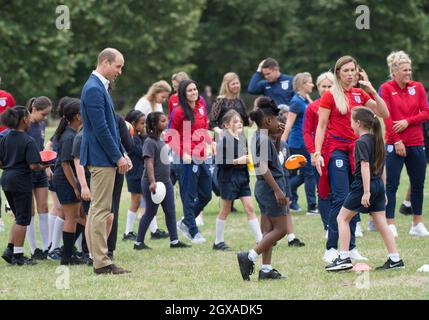 Il Prince William, Duke of Cambridge, è stato il 13 luglio 2017 a giocare a calcio con la squadra di calcio femminile inglese e i giovani giocatori del programma di calcio Wildcats Girls nei giardini di Kensington Palace Foto Stock