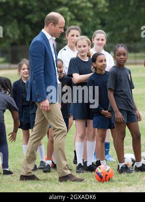 Il Prince William, Duke of Cambridge, è stato il 13 luglio 2017 a giocare a calcio con la squadra di calcio femminile inglese e i giovani giocatori del programma di calcio Wildcats Girls nei giardini di Kensington Palace Foto Stock