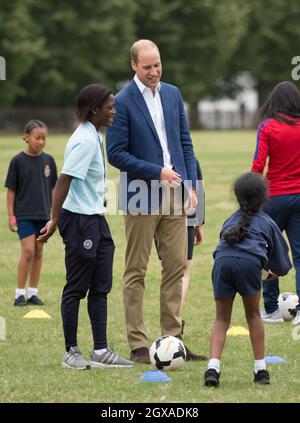 Il Prince William, Duke of Cambridge, è stato il 13 luglio 2017 a giocare a calcio con la squadra di calcio femminile inglese e i giovani giocatori del programma di calcio Wildcats Girls nei giardini di Kensington Palace Foto Stock