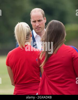 Il Prince William, Duke of Cambridge, è stato il 13 luglio 2017 a giocare a calcio con la squadra di calcio femminile inglese e i giovani giocatori del programma di calcio Wildcats Girls nei giardini di Kensington Palace Foto Stock