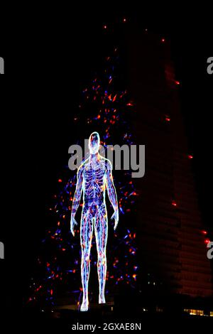 Spettacolo di luci sul 178 metri 'edificio 1' per celebrare il 125° compleanno della Basel Pharmaceutical Company la Roche. Cantone di Basilea, Svizzera. Foto Stock