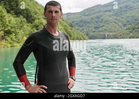 autentico ritratto da nuotatore triathlete con muta durante l'allenamento mattutino Foto Stock