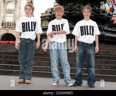 Stephen Dandry, regista e scrittore Lee Hall, presenta i tre giovani attori, scelti tra oltre 3000 hopefuls per giocare il ruolo di titolo nel musical di Billy Elliott. I ragazzi di sinistra sono Liam Mower, 12 anni, George Maguire, 13 anni e James Lomas, 14 anni. Foto Stock