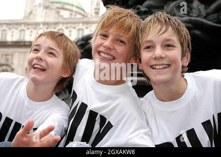 Stephen Dandry, regista e scrittore Lee Hall, presenta i tre giovani attori, scelti tra oltre 3000 hopefuls per giocare il ruolo di titolo nel musical di Billy Elliott. I ragazzi di sinistra sono Liam Mower, 12 anni, George Maguire, 13 anni e James Lomas, 14 anni. Foto Stock