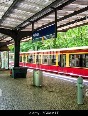 La stazione ferroviaria della S-bahn di Frohnau serve la linea S1 della rete di comunicazione Berlino-Brandeburgo. L'architetto della stazione Foto Stock