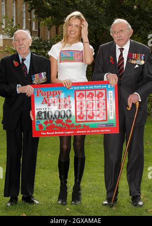 Penny Lancaster lancia la scricchiera dei Poppy Appeal 2004 della Royal British Legion presso l'Imperial War Museaum di Londra. A Penny si unì il tenente colonnello Eric Wilson, 92, uno dei soli cinque possessori sopravvissuti della British Victoria Cross, e George Cross, Colonel Stuart Archer OBE, un pioniere dello smaltimento della bomba britannica. Foto Stock